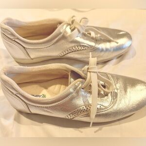 Vintage Silver Leather Sneakers by Green Sports – Size 7.5 – Retro 80s Lace-Up S
